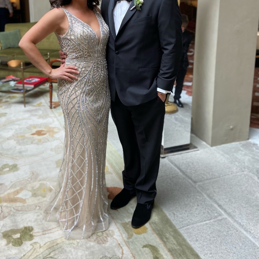 Gorgeous gown for wedding parties !!! If you want to looks classy , stunning.